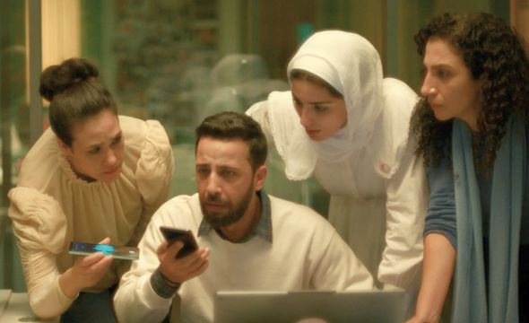 scene fra filmen der hjelpearbeidere svarer på nødtelefonen fra Hind Rajab