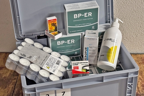 Boks fylt med produkter for egenberedskap.