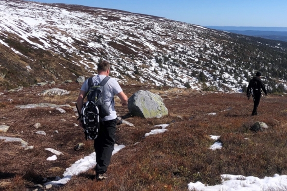 Mann som går i naturen