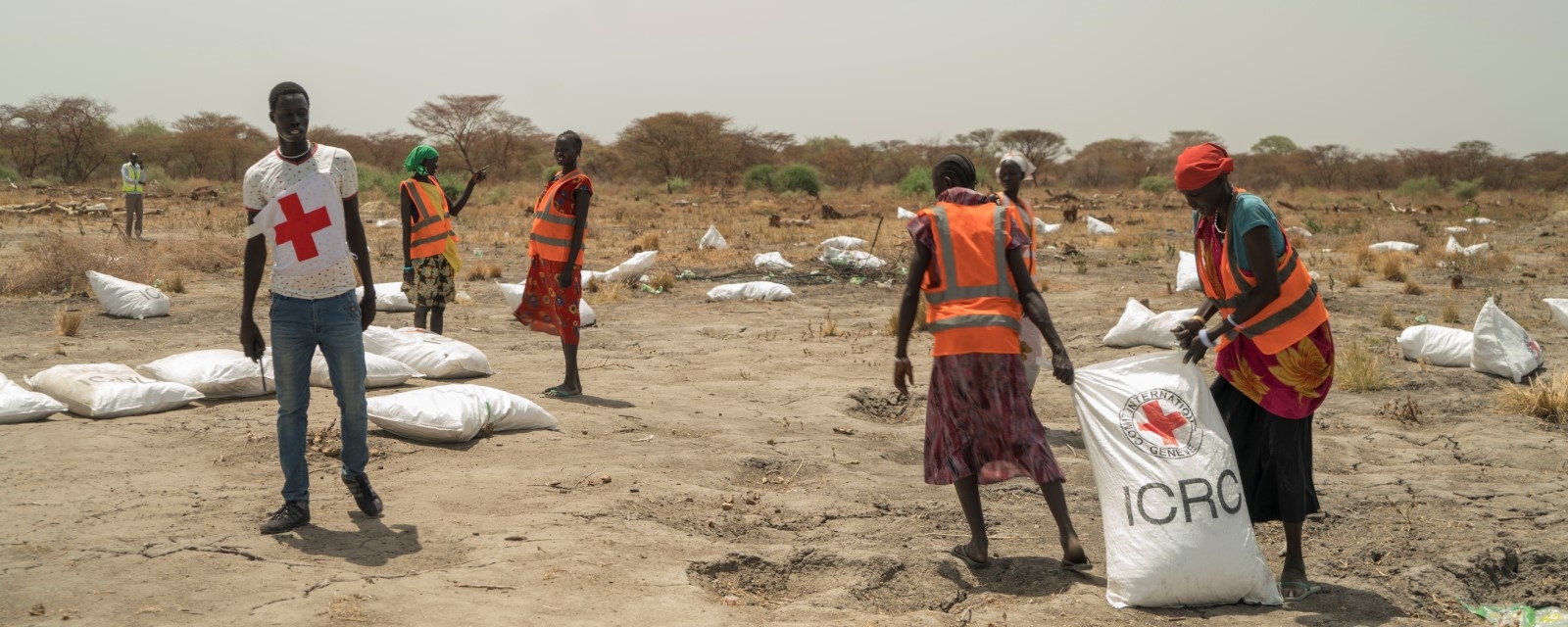Et barn blir gredd av sin mor. Hun sitter på bakken i et sparsomt innredet hus i en kjole