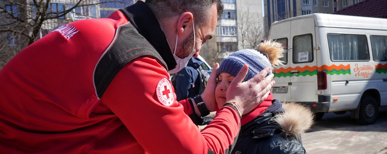 Mann fra Røde Kors trøster gutt