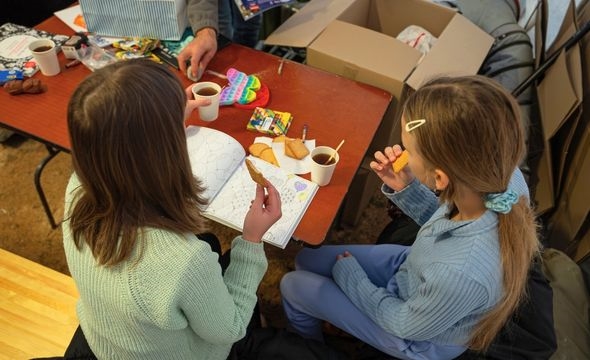 To barn varmer seg i teltet til Ukraina Røde Kors