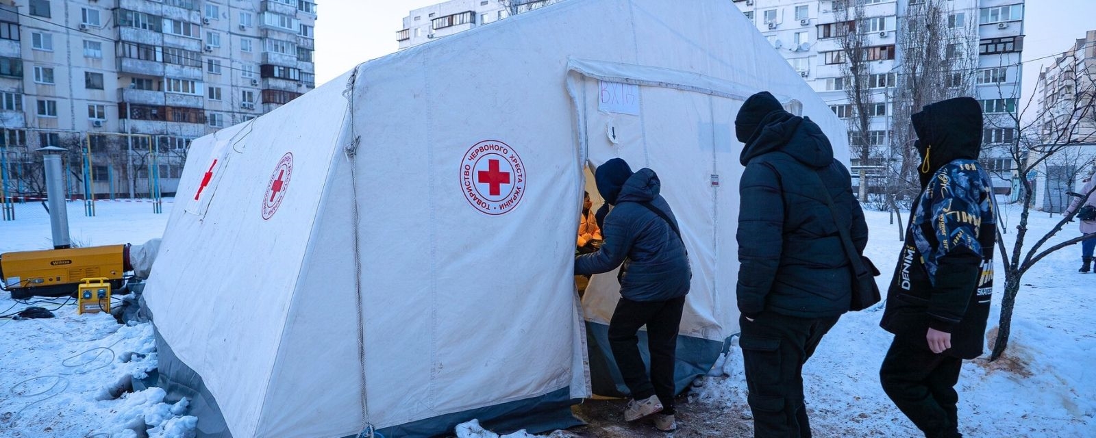 Sivile på vei inn i et av Røde Kors sine varmetelt i Kyiv