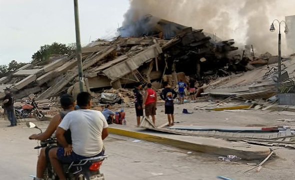 Mennesker ser på ruiner etter jordskjelvet i Venezuela
