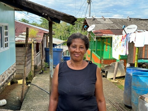 Bilde av dame foran landsby