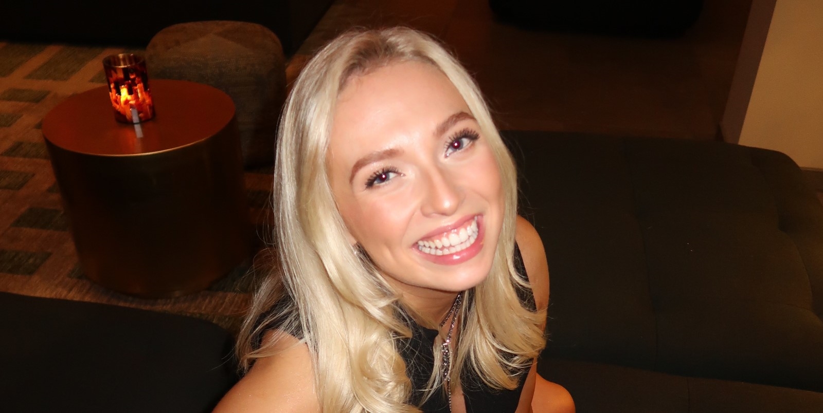 Artist Ingeborg Walther smilende i sofa