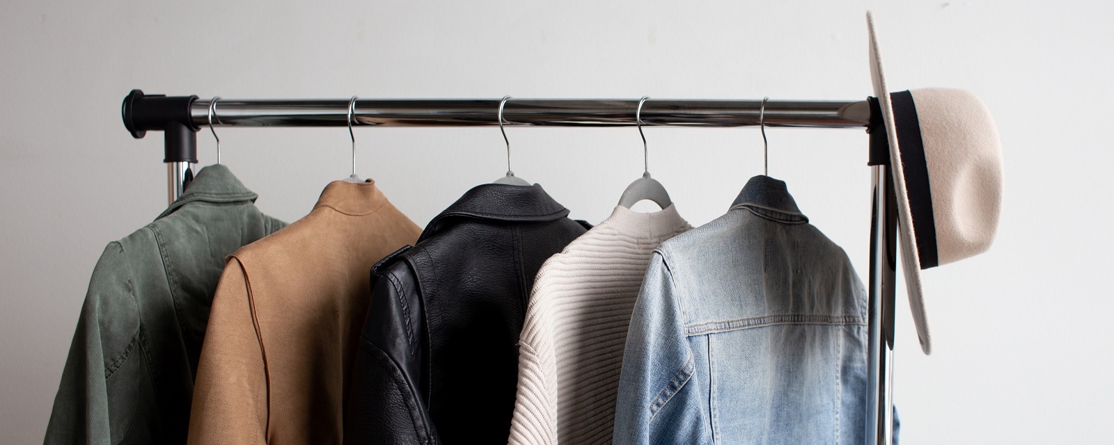 Klær hengt på klesstativ