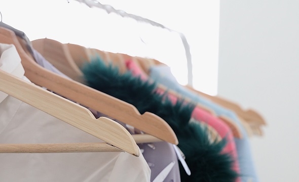 Klær hengende på stativ