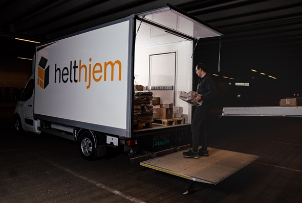 Varebil med Helthjem-logo