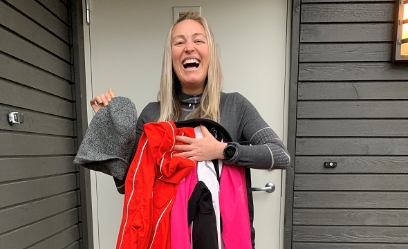 Stine holder opp tøy hun gir bort til Røde Kors