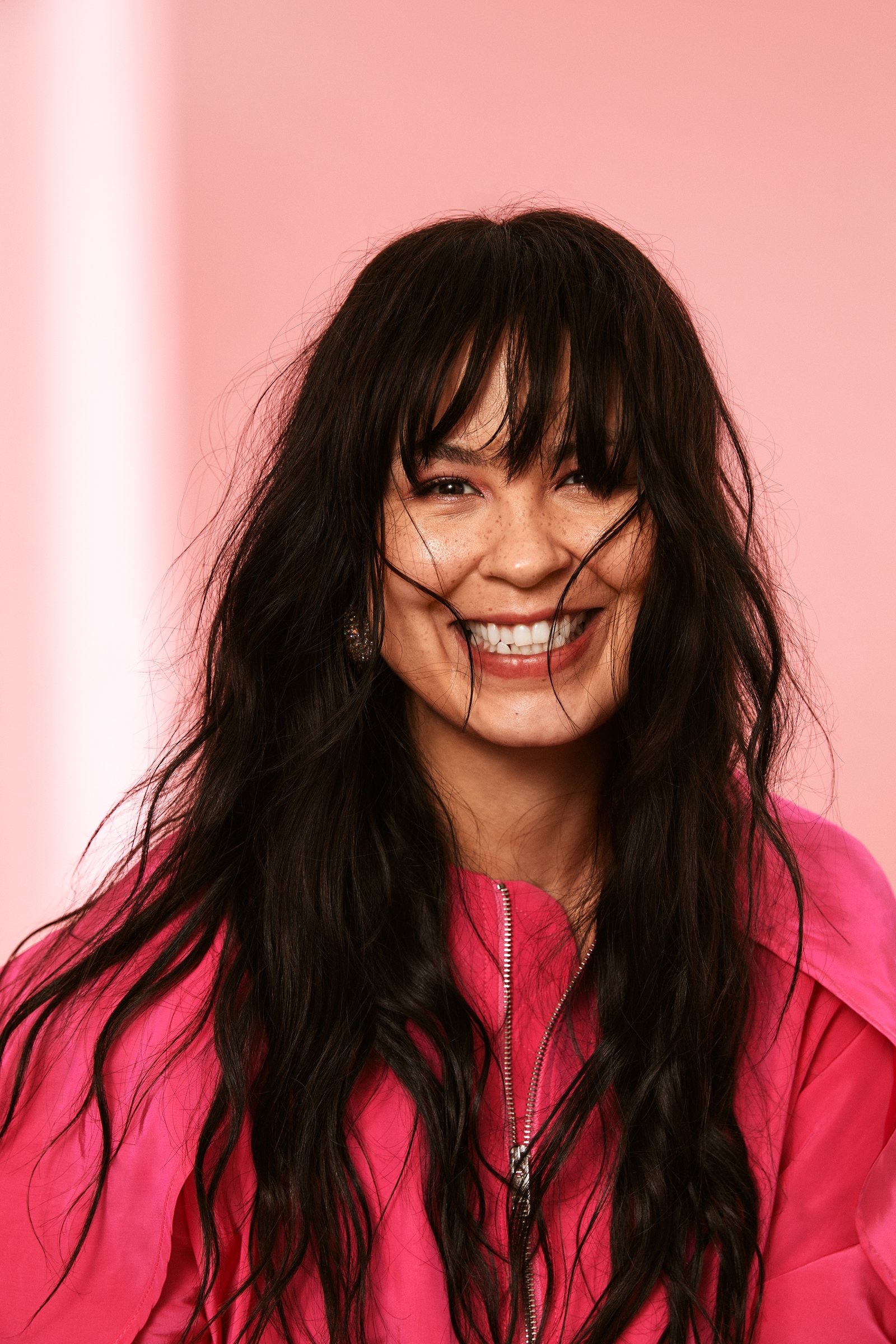 Maria Mena som smiler