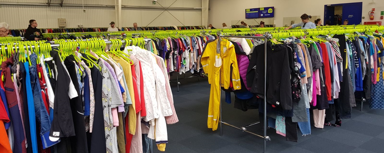 Klesstativ i bruktbutikk i Polen