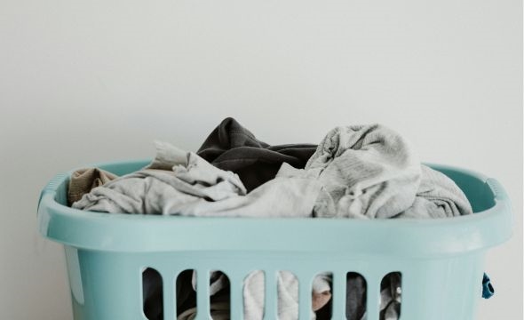 Bilde av klær på kleshengere