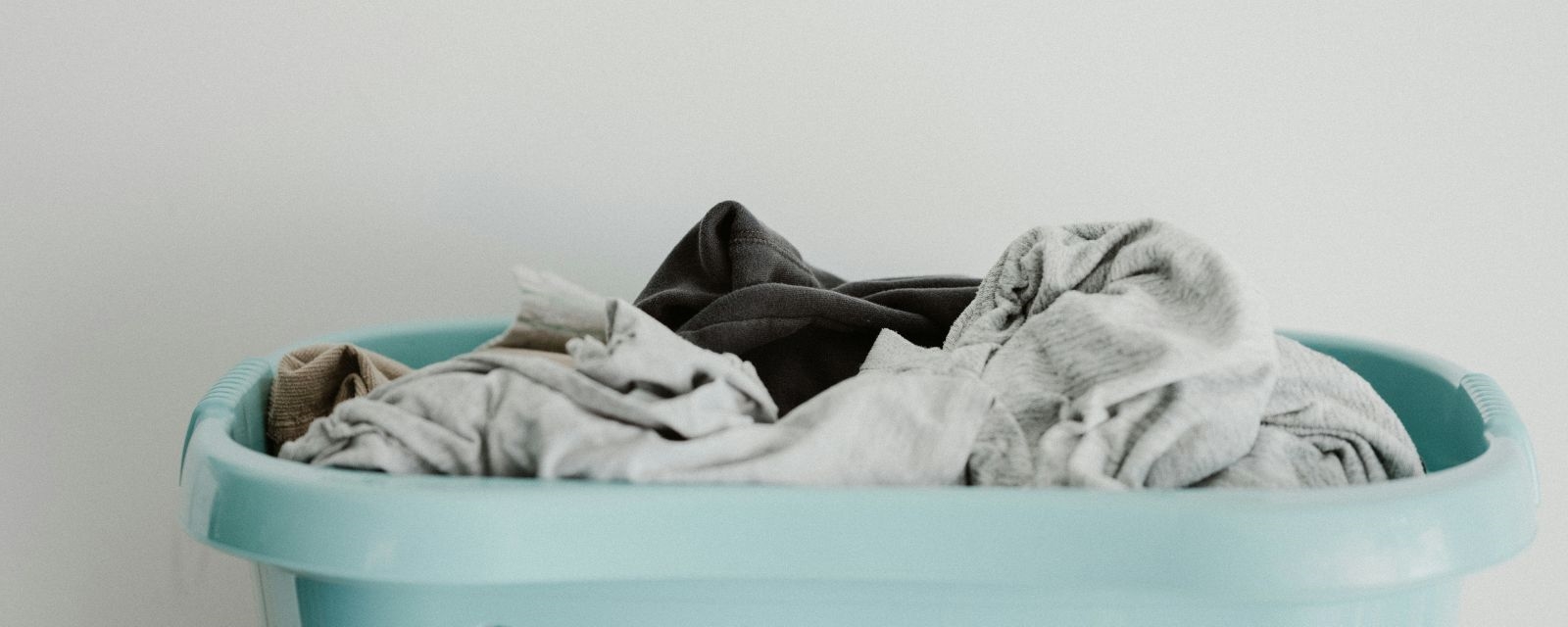 Bilde av klær på kleshengere