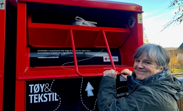 Styreleder Cecilie leverer tøy til innsamlingsboks fra Røde Kors
