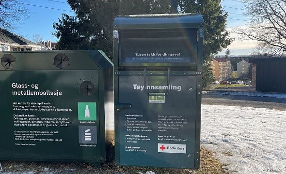 Innsamlingsboks for tøy fra Røde Kors ved glass- og metallboks i Oslo kommune