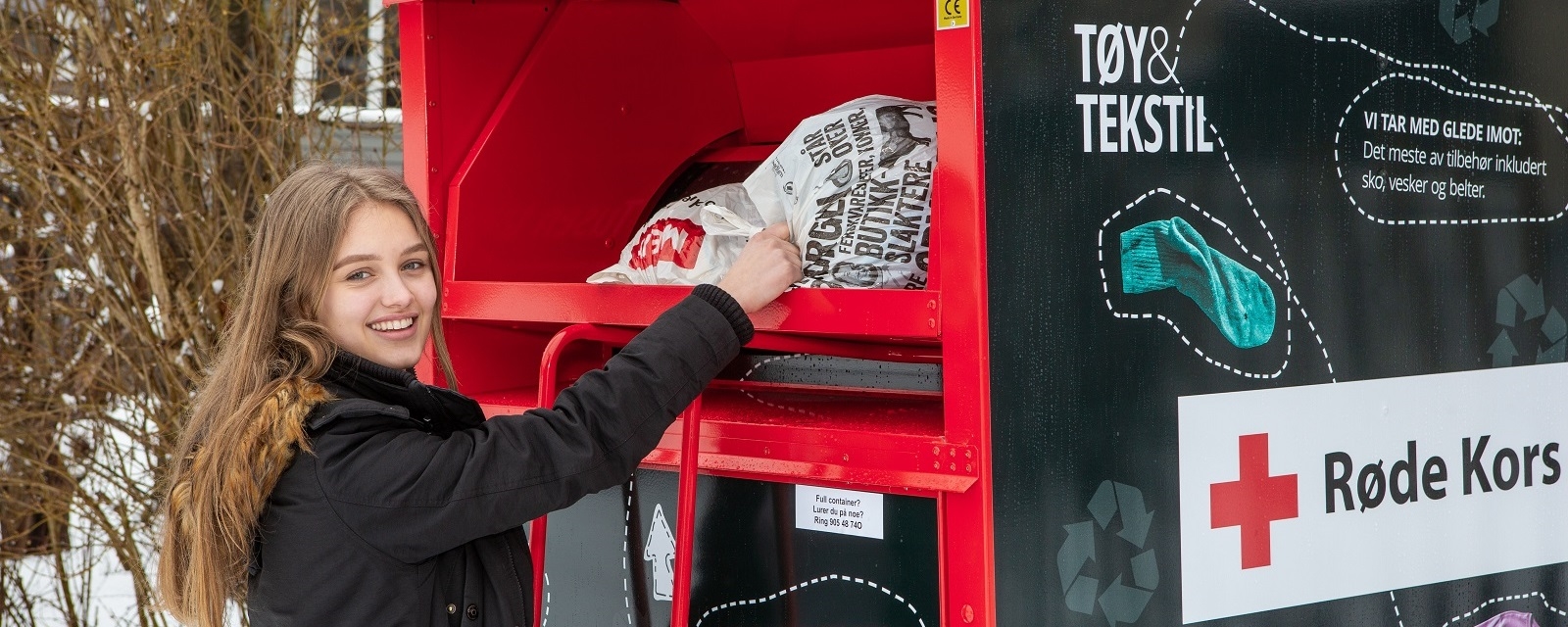 Jente som gir tøy til innsamlingsboksen til Røde Kors
