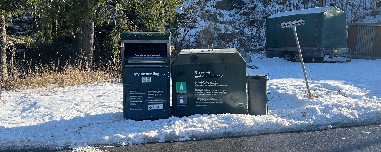 Innsamlingsboks for tøy fra Røde Kors