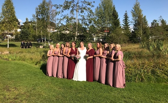 Ti jenter med lange kjoler