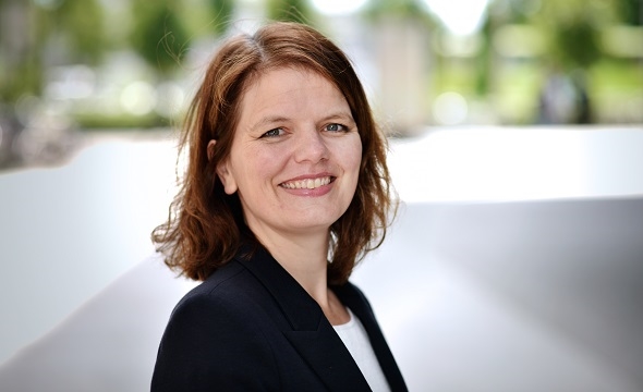 Kristin Voll, daglig leder i tøyinnsamlingen til Røde Kors