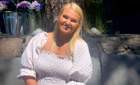 Jente med sommerkjole hun har laget selv