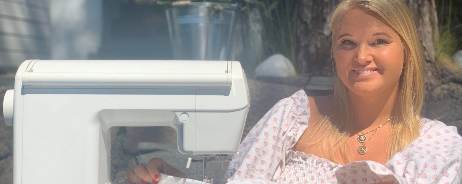 Kvinne ved siden av symaskin