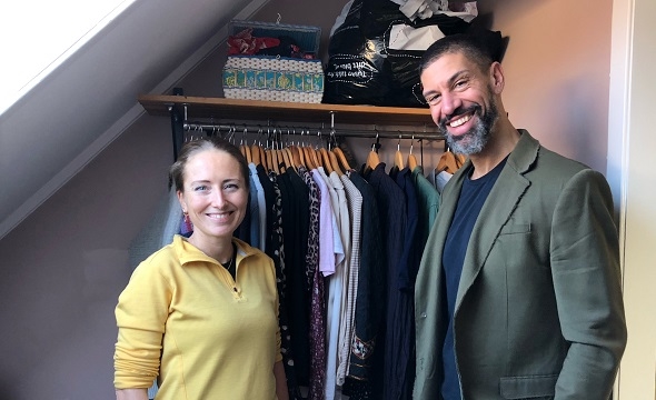 Kvinne og mann som står foran sitt klesskap