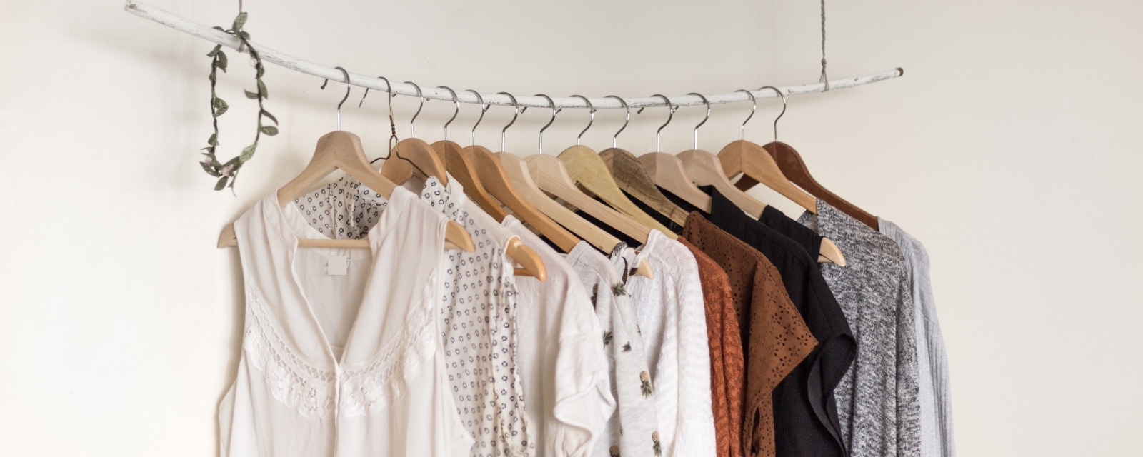 Bunke med klær foran kvinne