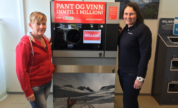 Linda og Ingrid foran Panteautomaten på Joker i Luster