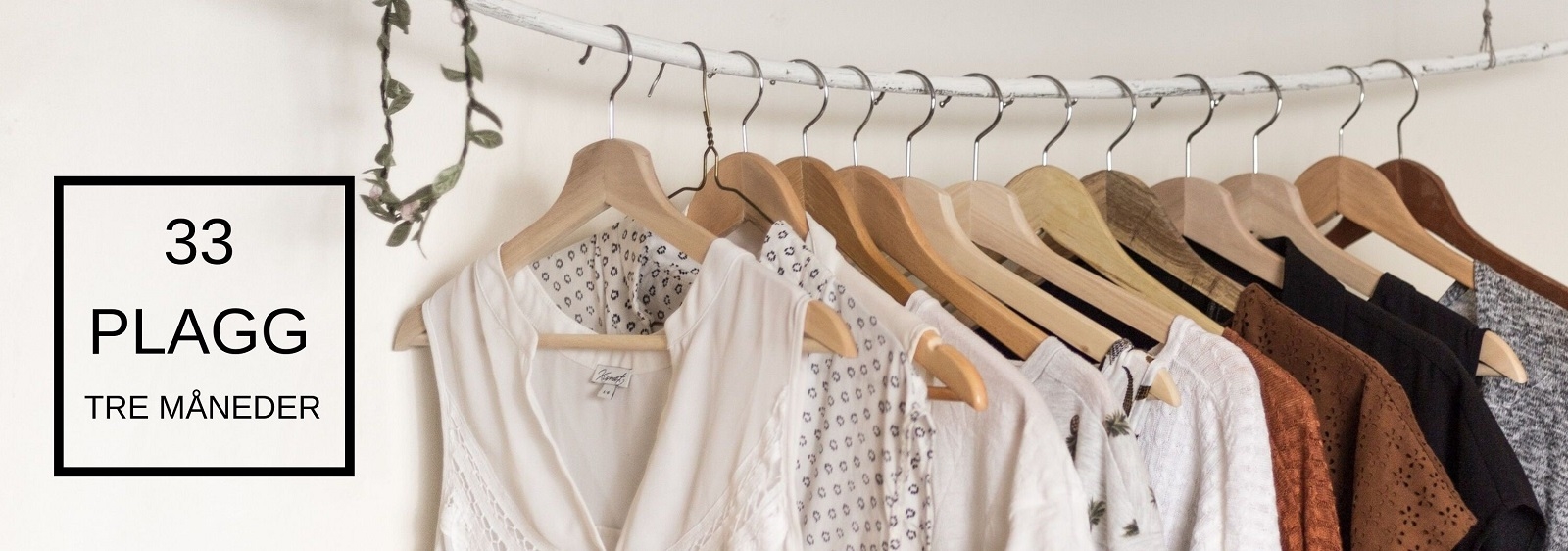 Klær som henger på stativ