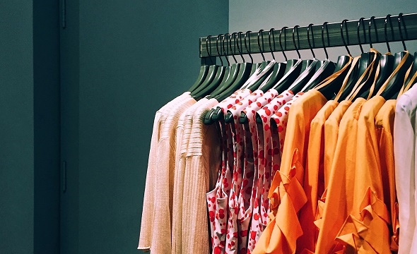 Klær hengende på stativ