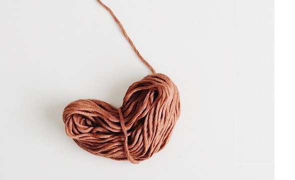 Et hjerte bestående av garn