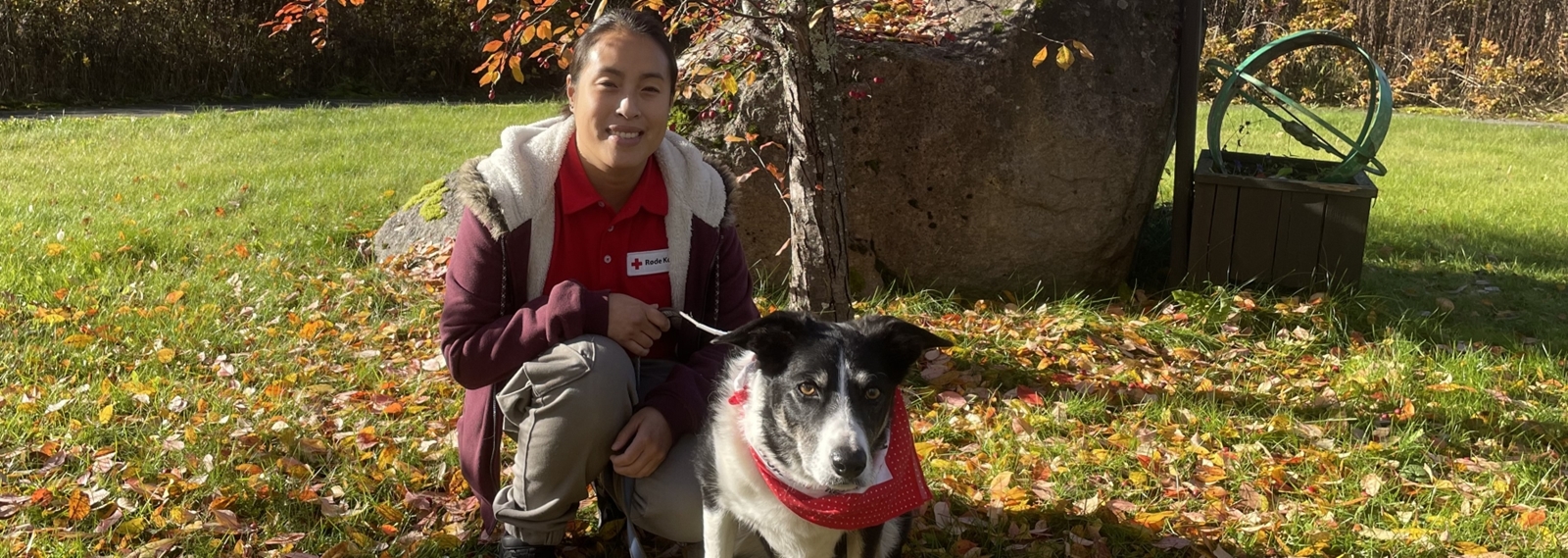 Thuy og Charlie besøker beboerne på Døli