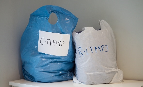 To poser med to unike koder skrevet på