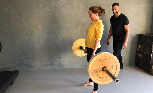 Kvinne og mann som trenger i stua 