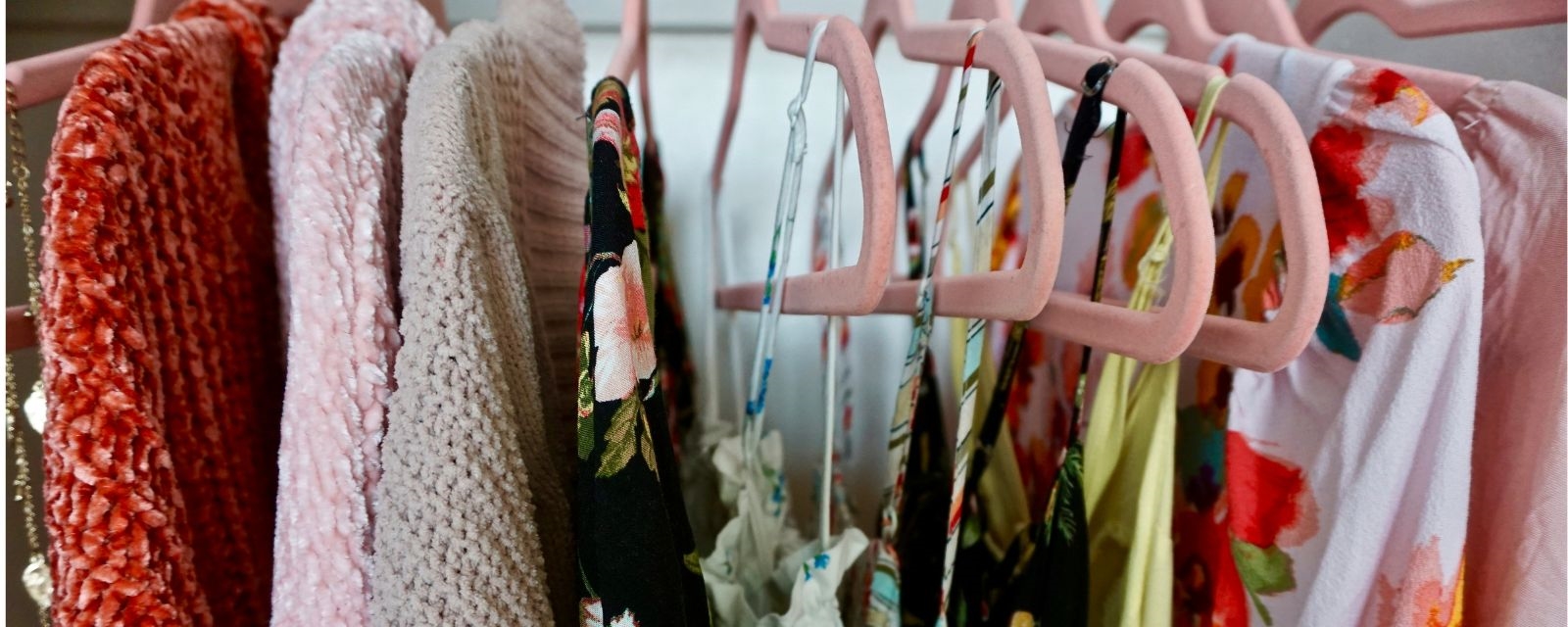Tøy som henger i skap