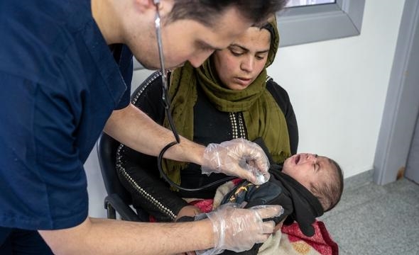 Baby blir undersøkt av lege