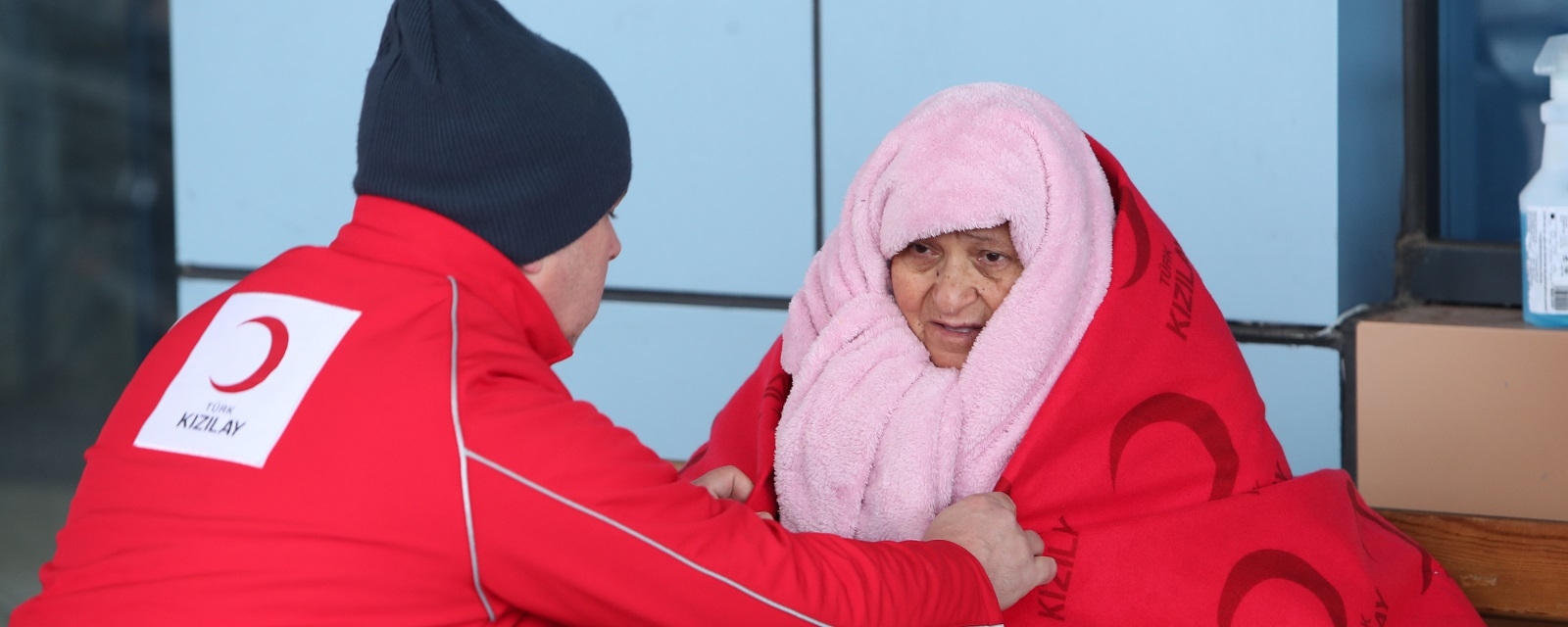 Person mottar førstehjelp fra Røde Kors