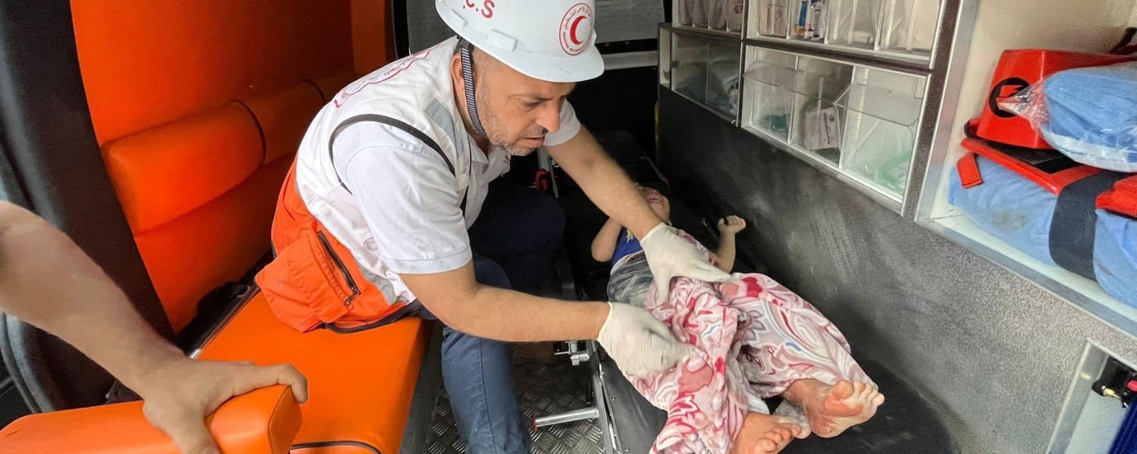  Palestinsk Røde Halvmåne gir helsehjelp til barn i ambulanse 