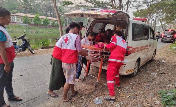 Hjelpearbeidere og ambulanse fra Røde Kors etter jordskjelvet