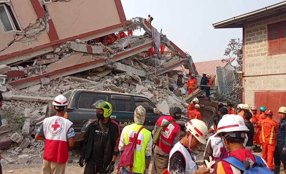 Hjelpearbeidere fra Røde Kors etter jordskjelvet