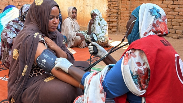 dame i Sudan får helsehjelp