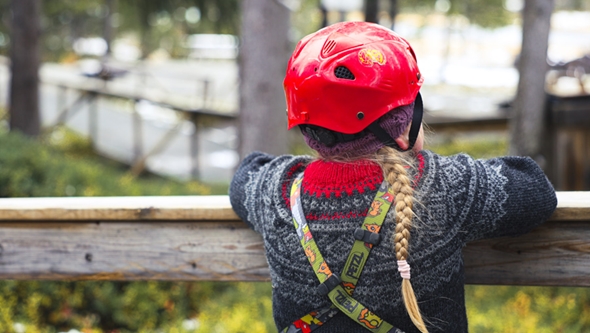 Barn med ryggen til klaterer ute på ferie for alle