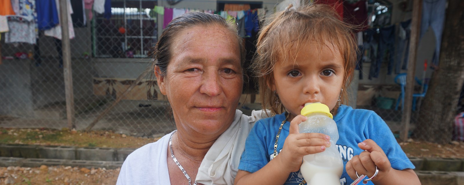 Mor og datter utenfor Røde Kors helsestasjon i Honduras