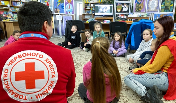 Barn får psykososial hjelp i Ukraina