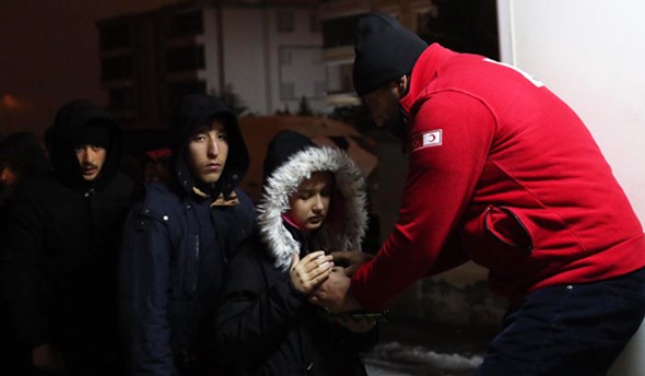 Barn i Tyrkia får hjelp etter jordskjelvet