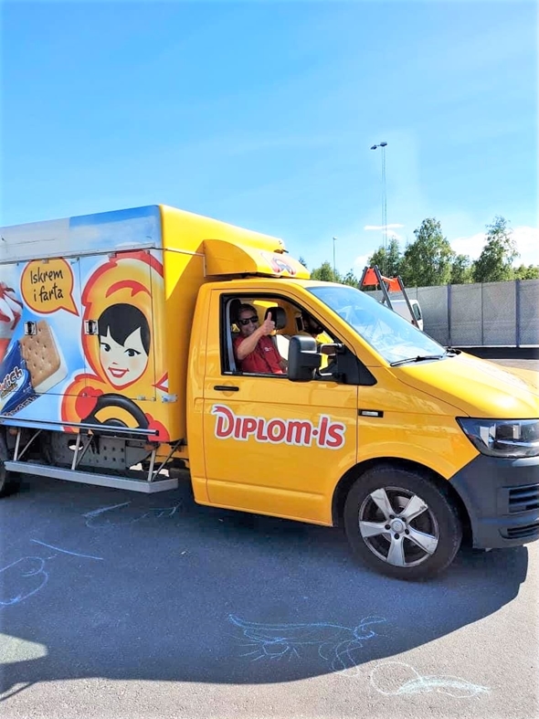 Smilende mann i en isbil