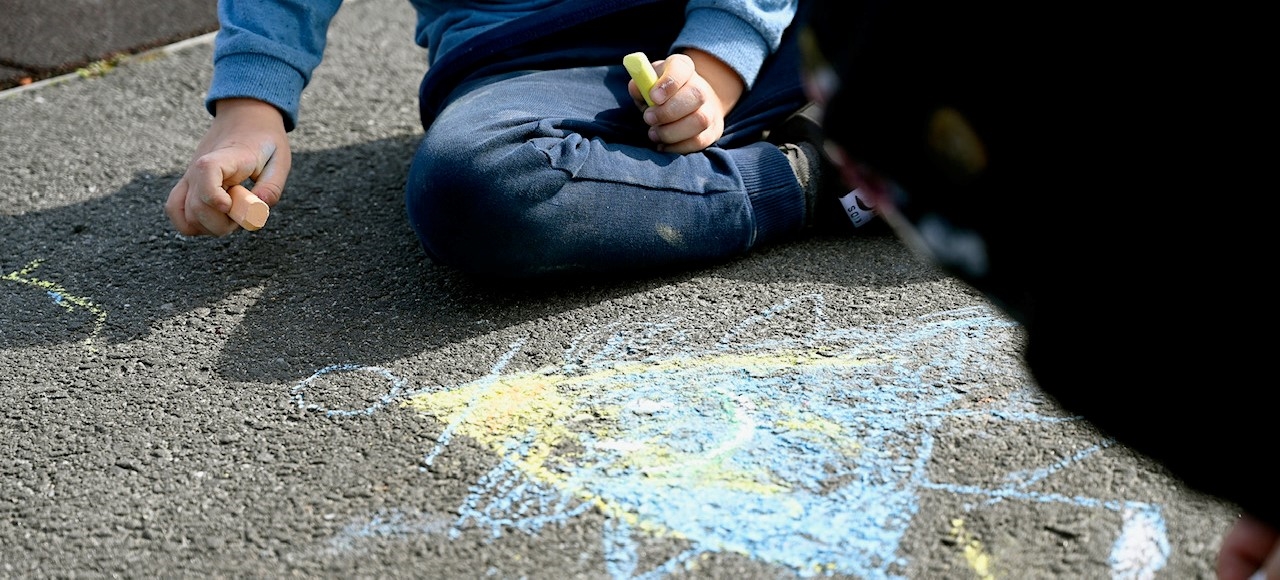 Røde Kors-frivillig i en hall med telt