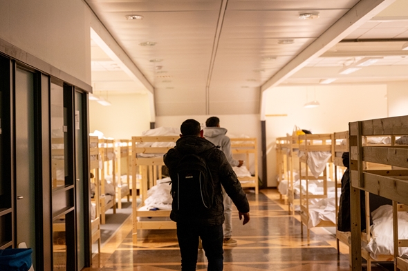 et rom med senger og to menn