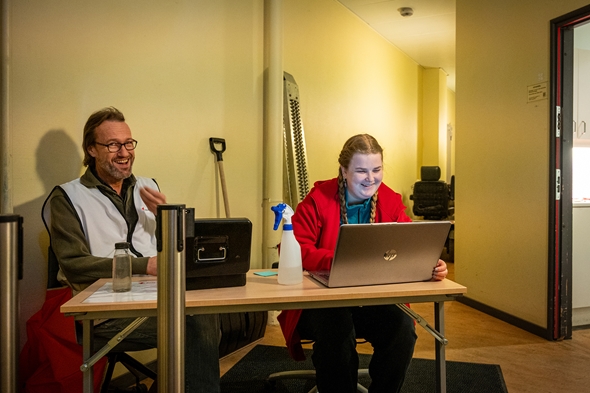 to personer ved et bord